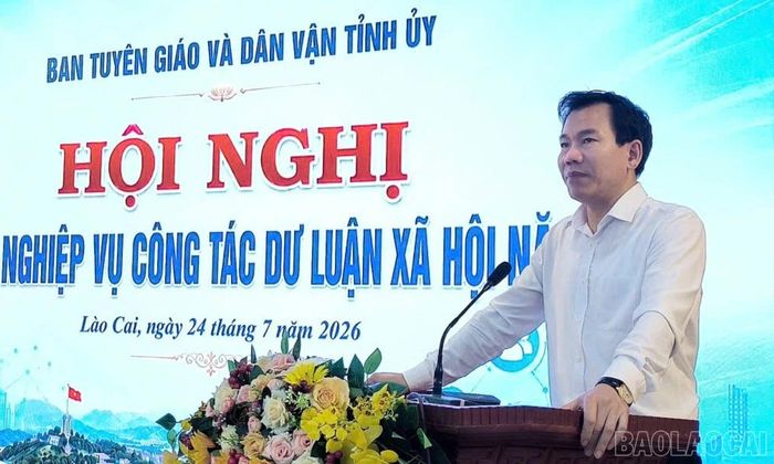 Đồng chí Dương Đức Huy - Ủy viên Ban Thường vụ, Trưởng Ban Tuyên giáo và Dân vận Tỉnh ủy phát biểu tại hội nghị.