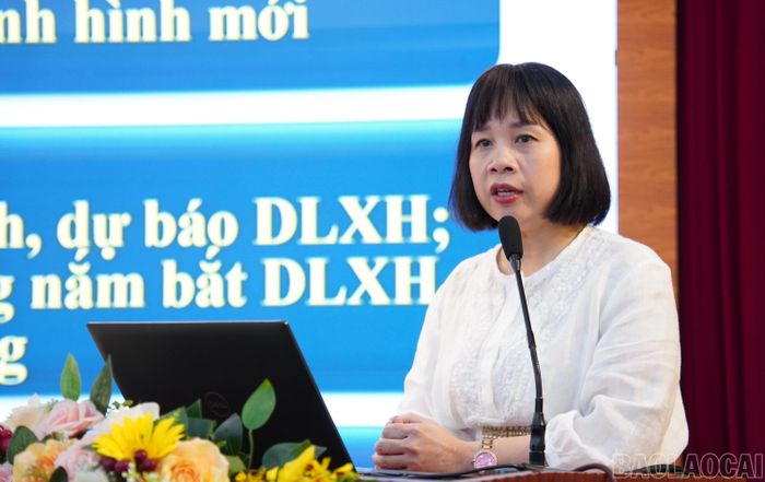 Đồng chí Từ Thúy Quỳnh - Phó Vụ trưởng Vụ Nghiên cứu Dư luận xã hội Trung ương truyền đạt các chuyên đề tại hội nghị.