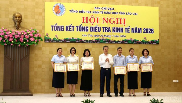 Các tập thể và cá nhân có thành tích xuất sắc trong thực hiện Tổng điều tra kinh tế năm 2026 đã được nhận bằng khen của Bộ Tài chính.