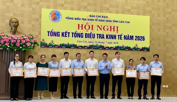 Các tập thể và cá nhân có thành tích xuất sắc trong thực hiện Tổng điều tra kinh tế năm 2026 đã được nhận giấy khen của Trưởng Thống kê tỉnh Lào Cai.