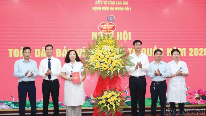 Đồng chí Phan Trung Bá tặng hoa chúc mừng bệnh viện.