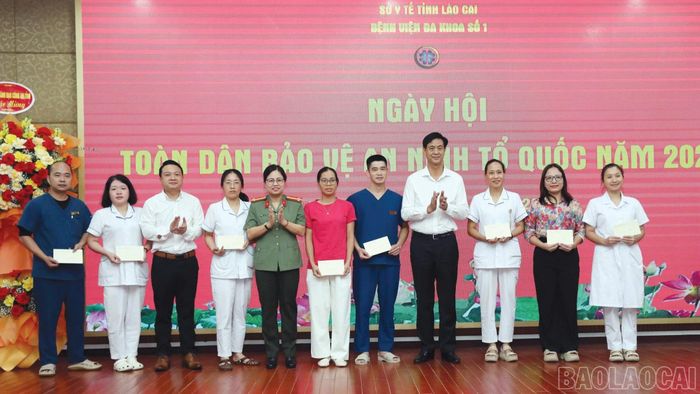 Phó Chủ tịch UBND tỉnh Phan Trung Bá cùng lãnh đạo Ủy ban MTTQ tỉnh, Công an tỉnh tặng quà cho cán bộ, viên chức, người lao động có hoàn cảnh khó khăn.