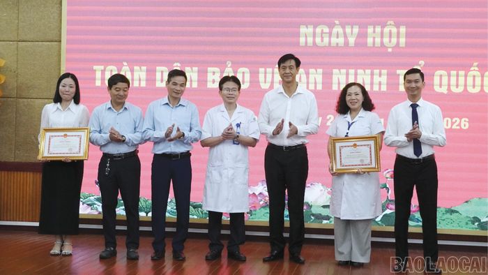 Thừa ủy quyền, đồng chí Phan Trung Bá - Phó Chủ tịch UBND tỉnh tặng Bằng khen cho tập thể và cá nhân có thành tích xuất sắc.