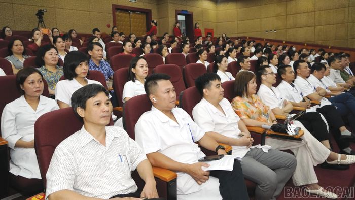 Cán bộ, viên chức, người lao động của bệnh viện tham dự chương trình.