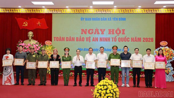 Các tập thể, cá nhân được biểu dương, khen thưởng vì đã có thành tích xuất sắc trong phong trào.