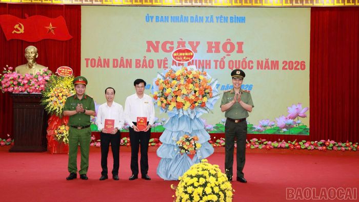 Thiếu tướng Cao Minh Huyền tặng hoa chúc mừng xã Yên Bình.