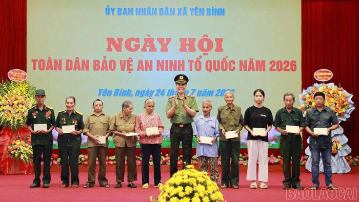 Thiếu tướng Cao Minh Huyền trao tặng 20 suất quà cho gia đình chính sách, gia đình và học sinh có hoàn cảnh khó khăn trên địa bàn.