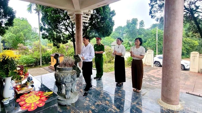 Phường Âu Lâu dâng hương tưởng niệm tại nhà bia tưởng niệm các Liệt sĩ thuộc tổ dân phố số 5 và số 9.