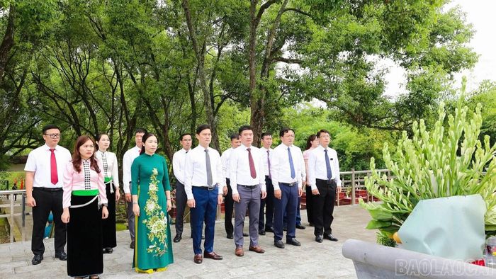 Dâng hương tại Đền thờ Liệt sĩ và Nghĩa trang Liệt sĩ.