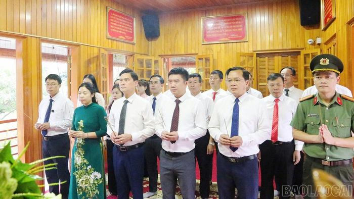 Đoàn dâng hương tưởng niệm tại Khu tưởng niệm Chủ tịch Hồ Chí Minh.