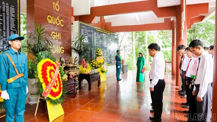 Tưởng niệm các anh hùng liệt sĩ tại Khu di tích lịch sử - văn hóa Căng và Đồn Nghĩa Lộ.