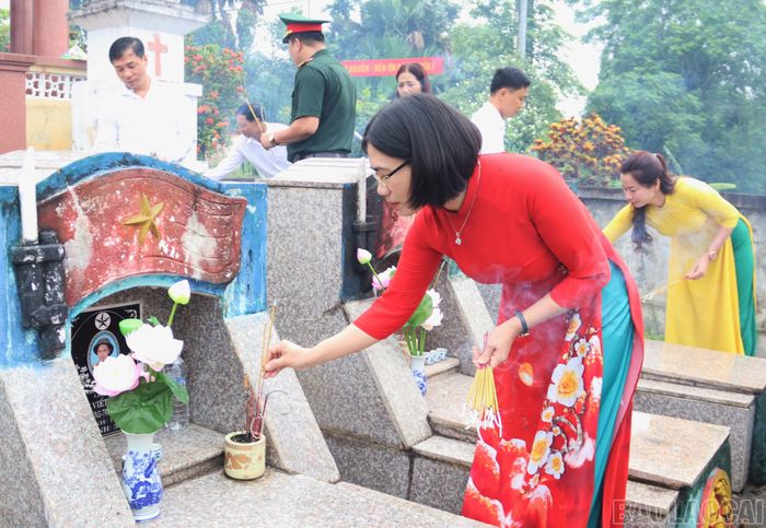 Lãnh đạo phường cùng đại diện các đoàn thể, lực lượng vũ trang thắp hương tri ân các anh hùng liệt sĩ.