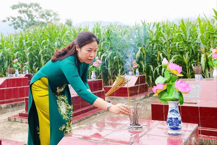 Lãnh đạo phường thắp hương lên phần mộ các liệt sĩ.