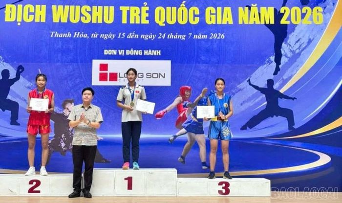VĐV Vi Thành Ngân và VĐV Lò Minh Nguyệt nhận Huy chương Đồng.