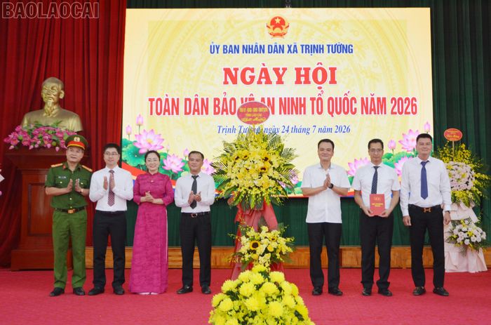 Đồng chí Giàng Quốc Hưng - Ủy viên Ban Thường vụ Tỉnh ủy, Phó Chủ tịch UBND tỉnh tặng hoa chúc mừng ngày hội.