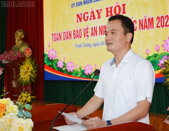 Đồng chí Giàng Quốc Hưng - Ủy viên Ban Thường vụ Tỉnh ủy, Phó Chủ tịch UBND tỉnh phát biểu tại ngày hội.