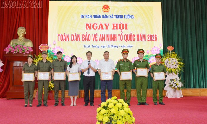 Khen thưởng các tập thể, cá nhân có thành tích xuất sắc trong Phong trào "Toàn dân bảo vệ an ninh Tổ quốc".