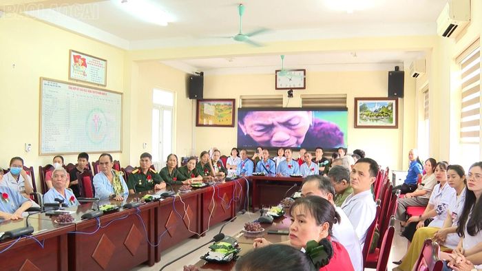 Các cựu chiến binh, thương bệnh binh và thân nhân người có công với cách mạng dự chương trình.