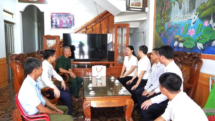 Đồng chí Đoàn Thị Thanh Tâm ân cần thăm hỏi, động viên gia đình người có công.