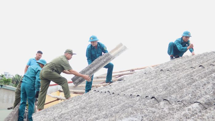 Các lực lượng hỗ trợ tháo dỡ mái nhà cũ.