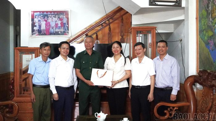 Đồng chí Đoàn Thị Thanh Tâm - Ủy viên Ban Chấp hành Đảng bộ tỉnh, Phó Trưởng ban Thường trực Ban Tuyên giáo và Dân vận Tỉnh ủy Lào Cai trao quà cho gia đình chính sách, người có công tại xã Võ Lao.