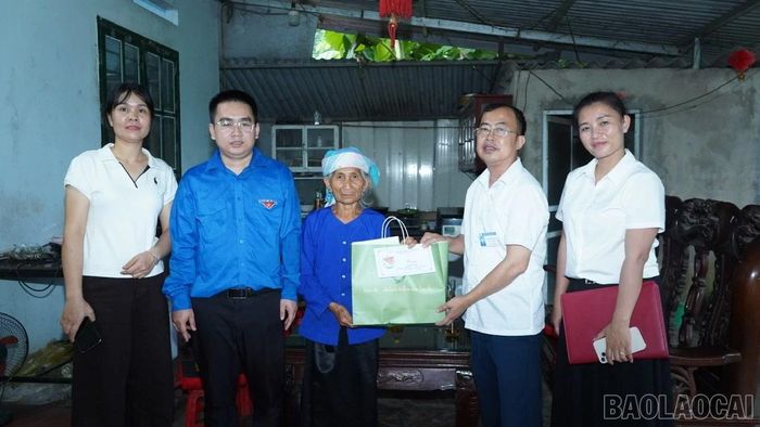 Xã Khánh Yên thành lập 10 đoàn công tác đến thăm, tặng quà 91 người có công và thân nhân người có công với cách mạng.
