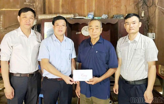  Lãnh đạo xã Mỏ Vàng trao tặng các phần quà của Đảng, Nhà nước, tỉnh Lào Cai và của xã tới các gia đình chính sách. 