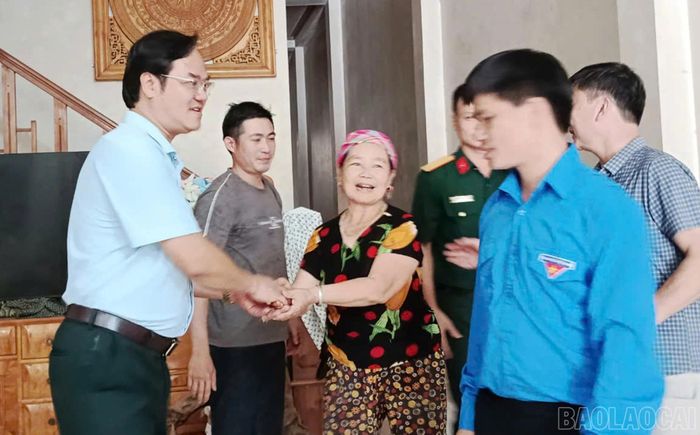  Các đồng chí lãnh đạo Đảng ủy, HĐND, UBND, Ủy ban MTTQ Việt Nam xã cùng các thành viên trong đoàn đã ân cần thăm hỏi gia đình chính sách. 