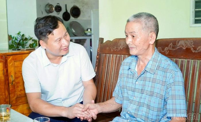 Lãnh đạo xã ân cần hỏi thăm sức khỏe, đời sống của người có công và thân nhân người có công.