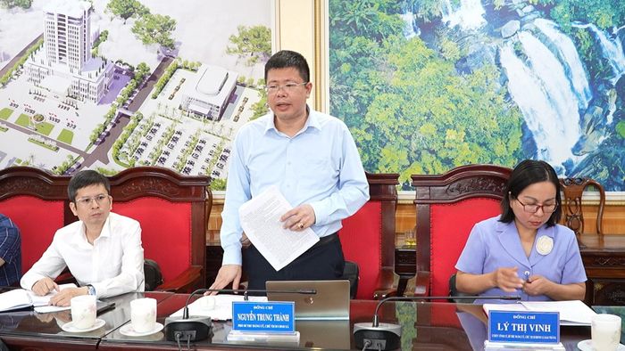 Đồng chí Nguyễn Trung Thành - Phó Bí thư Đảng ủy, Chủ tịch UBND xã Bảo Thắng báo cáo tại buổi làm việc.
