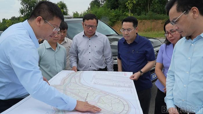 Đoàn công tác kiểm tra thực tế tại thôn Làng Giàng.