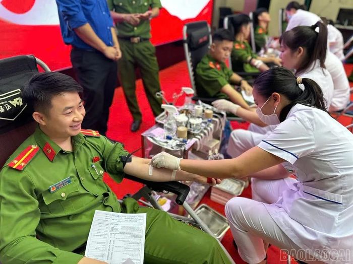 Cán bộ chiến sĩ Trại tạm giam số 1 Công an tỉnh tham gia hiến máu, góp phần cứu sống người bệnh.