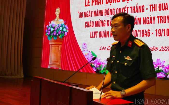 Đại tá Hoàng Văn Toàn - Phó Chính ủy Bộ Chỉ huy Quân sự tỉnh phát biểu phát động thi đua.