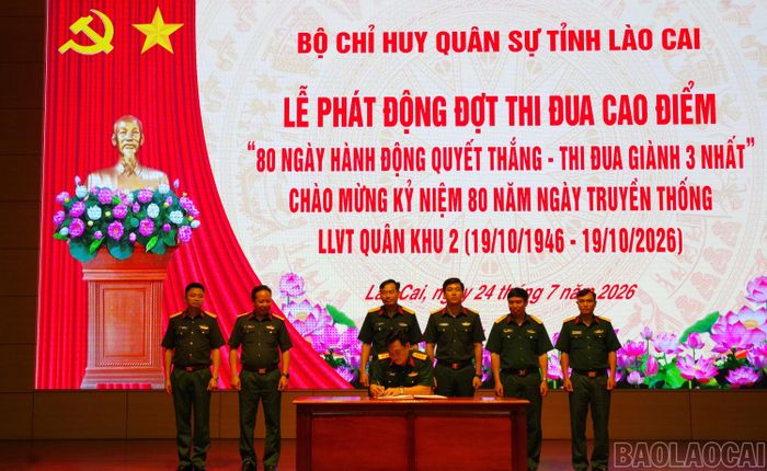 Đại diện các cơ quan, đơn vị ký kết giao ước thi đua.