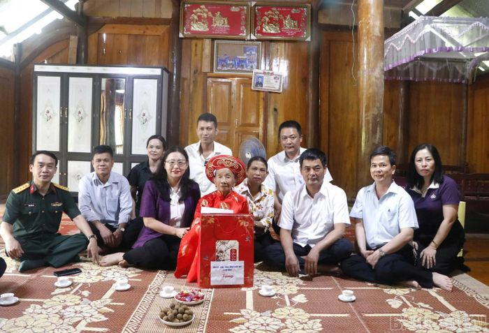 Đồng chí Giàng Thị Dung - Phó Bí thư Tỉnh ủy, Trưởng Đoàn đại biểu Quốc hội tỉnh thăm, tặng quà Mẹ Việt Nam anh hùng Hà Thị Hao.
