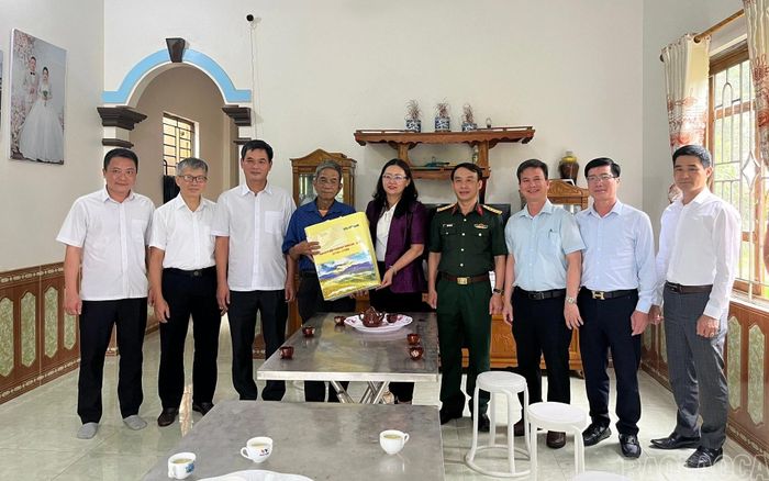 Đồng chí Giàng Thị Dung - Phó Bí thư Tỉnh ủy, Trưởng Đoàn đại biểu Quốc hội tỉnh thăm, tặng quà thương binh Ngọc Văn Thức.