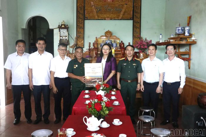 Đồng chí Giàng Thị Dung - Phó Bí thư Tỉnh ủy, Trưởng Đoàn đại biểu Quốc hội tỉnh thăm, tặng quà bệnh binh Phùng Tiến Phú.