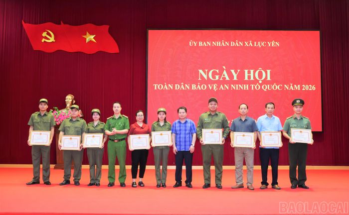 Chủ tịch UBND xã tặng giấy khen cho 02 tập thể và 09 cá nhân có thành tích xuất sắc trong phong trào toàn dân bảo vệ an ninh Tổ quốc năm 2026.