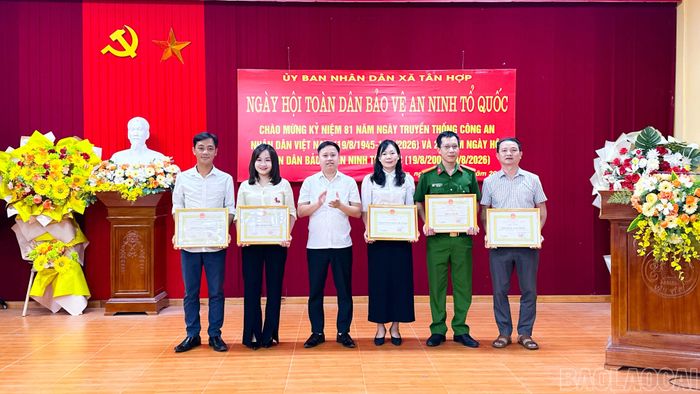 UBND xã Tân Hợp khen thưởng các tập thể và cá nhân có thành tích xuất sắc trong phong trào toàn dân bảo vệ an ninh Tổ quốc.