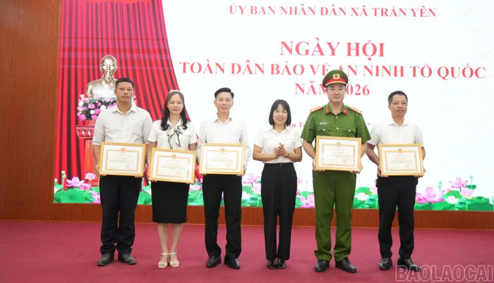 Khen thưởng các tập thể và cá nhân có thành tích xuất sắc trong phong trào toàn dân bảo vệ an ninh Tổ quốc và Tháng cao điểm hành động phòng, chống ma túy.