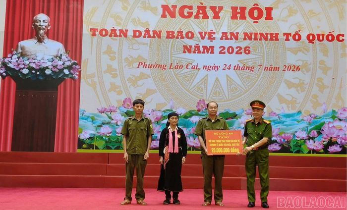 Đại tá Trần Quốc Huy, Phó Giám đốc Công an tỉnh Lào Cai trao khen thưởng của Bộ Công an cho mô hình “Tự quản về đường biên, mốc giới” tại tổ dân phố Nậm Sò.