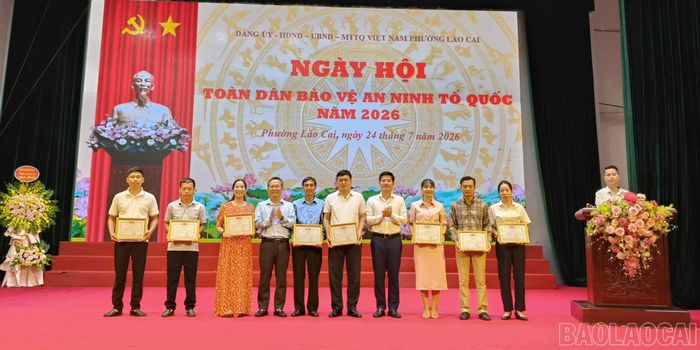 Các cá nhân, tập thể được Chủ tịch UBND phường tặng giấy khen vì có thành tích xuất sắc trong phong trào toàn dân bảo vệ an ninh Tổ quốc.