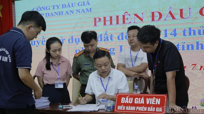 Đấu giá viên điều hành phiên đấu giá.