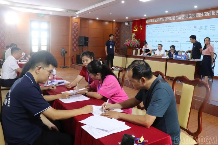 Khách hàng trúng đấu giá ký biên bản.