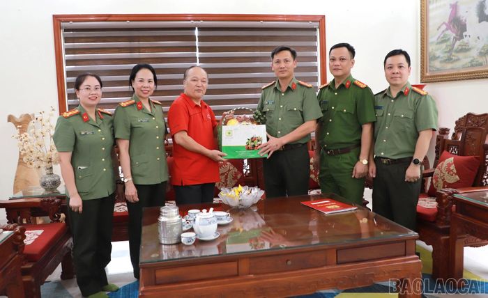 Đoàn công tác thăm hỏi gia đình Đại tá Giàng Ly Pao, nguyên Phó Giám đốc Công an tỉnh Lào Cai.