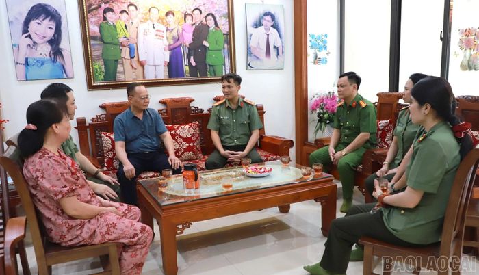  Đoàn công tác đến thăm, tặng quà gia đình thân nhân Anh hùng Lực lượng vũ trang nhân dân Trần Kim Chiến. 