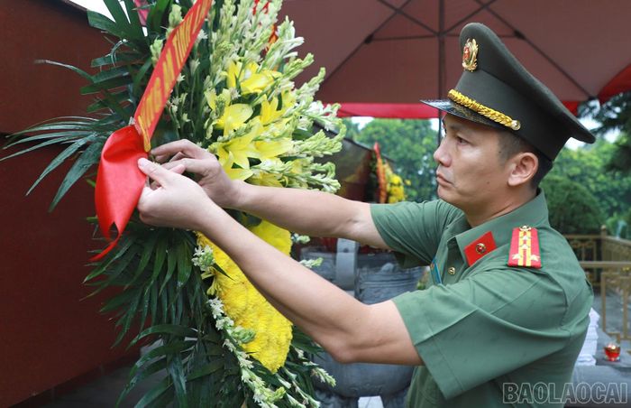 Đại tá Nguyễn Tiến Đỗ - Phó Bí thư Đảng ủy, Phó Giám đốc Công an tỉnh dâng hương, dâng hoa tưởng nhớ các Anh hùng liệt sĩ.