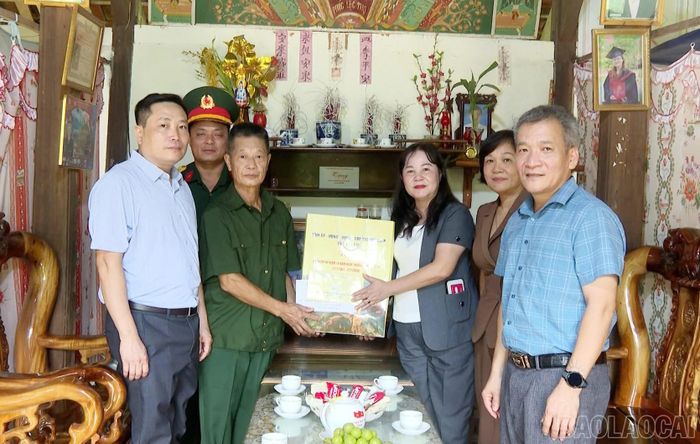 Đồng chí Phó Chủ tịch HĐND tỉnh Hoàng Thị Thanh Bình thăm, tặng quà thương binh Phạm Duy Lộc, thôn Mai Hạ.