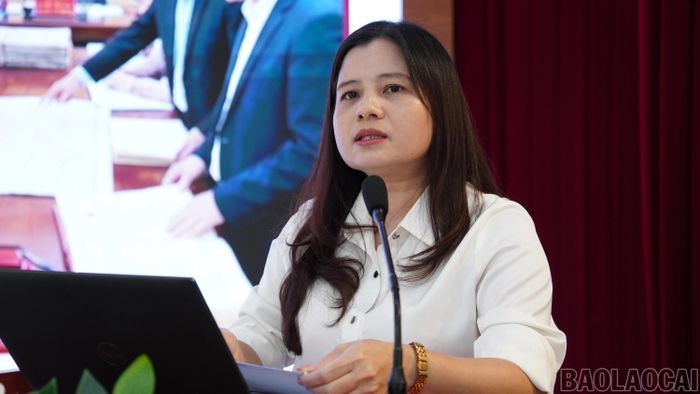 Đồng chí Nguyễn Thị Thúy Mùi - Phó Trưởng Ban Tuyên giáo và Dân vận Tỉnh ủy truyền đạt các thông tin chuyên đề tại hội nghị.