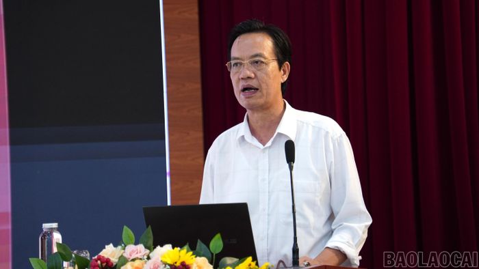 PGS.TS Nguyễn Danh Tiên - Viện Trưởng Viện Lịch sử Đảng, Học viện Chính trị Quốc gia Hồ Chí Minh truyền đạt các thông tin chuyên đề tại hội nghị.